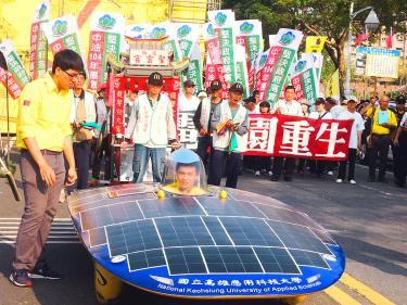 A solar-powered vehicle from National Kaohsiung University of Applied Sciences leads an antinuclear energy protest in Kaohsiung. Photo: Ke Yu-hao, Taipei Times