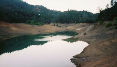 Low levels of water in Lake Shasta within the Shasta-Trinity National Forest, California. Photo by Bobjgalindo. Wikimedia Commons. 