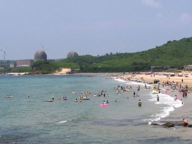 Ma'anshan nuclear power plan in southern Taiwan, Nan Wan Bay. Photo by M. Weitzel. Wikimedia Commons. 