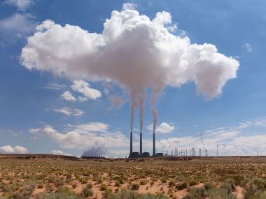 The Navajo Generating station emitting flue gas. Photo by Myrabella. Creative Commons Attribution-Share Alike 4.0 International license. Wikimedia Commons.