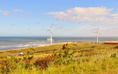 Wind turbines on the coast, Denmark. Author: Tambako The Jaguar. License: Creative Commons, Attribution-NoDerivs 2.0 Generic