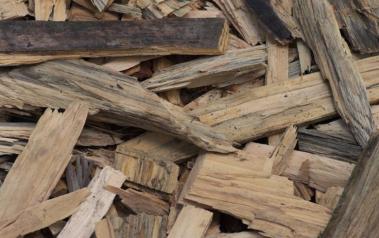 Chipped wood. Author: Douglas O'Brien. License: Creative Commons, Attribution-ShareAlike 2.0 Generic.