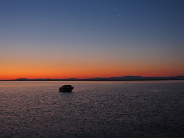 Lake Champlain and mountains in Vermont at sunrise. Photo by Ammunation1. Creative Commons Attribution-Share Alike 3.0 Unported license. Wikimedia Commons. 
