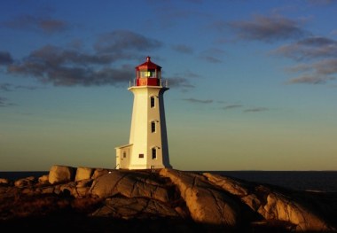 Peggys Cove lighthouse: Nova Scotia’s long Atlantic coastline is ideal for tidal power. (Bob Jagendorf via Wikimedia Commons)