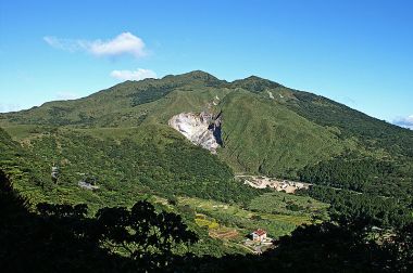 Chihsingshan (七星山), the highest peak of the Tatun volcanoes. Photo by peeliden. GNU Free Documentation License, Wikimedia Commons. 