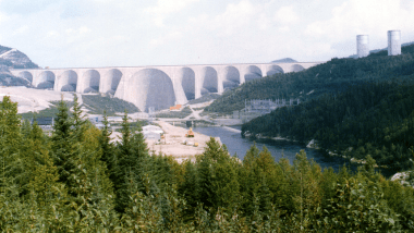 Daniel-Johnson's Manic 5 dam in Quebec, the largest arch and buttress dam in the world. Photo by Pierre cb. This image was placed into the public domain by the author.  