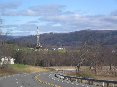 Tower for drilling horizontally into the Marcellus Shale Formation for natural gas. Photo by Ruhrfisch. GFDL. CC-BY-SA. Wikimedia Commons.