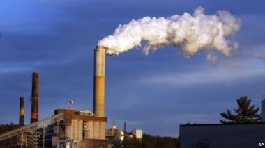 Steam billows from the coal-fired Merrimack Station in Bow, N.H., Jan. 20, 2015. VOA file 