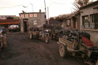 Charging coal at the Lao Ye Temple Mine. Photo by Peter Van den Bossche from Mechelen, Belgium. CC BY-SA 2.0. Wikimedia Commons.