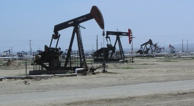 Nodding donkeys in Kern County, California. Photo by Antandrus at English Wikipedia. CC BY-SA 3.0. Wikimedia Commons. 