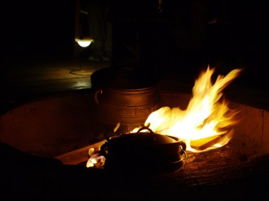 Cooking at the fire in Rwanda. Photo by Oorna.M. CC BY-SA 4.0. Wikimedia Commons