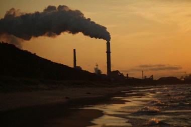 Emissions rise from a coal power station in Indiana. Photographer: Luke Sharrett/Bloomberg