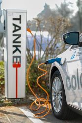 Ford Focus charging in Germany. © CEphoto, Uwe Aranas / CC-BY-SA-3.0. Wikimedia Commons.