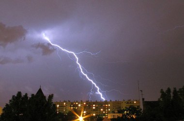 Lightning strikes may increase by about 12% for every degree Celsius gained. Axel Rouvin via Wikimedia Commons 
