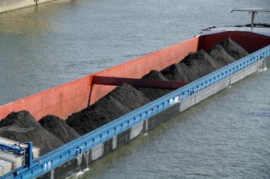 Two of the world’s largest markets for coal, India and China, are cutting imports with India falling 34% last year and China by 31%. Image: Shutterstock
