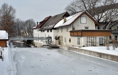 A weir in Austria. Built in 1843 it was converted to be a 15-kW hydroelectric power station in 1940. Photo by Herzi Pinki. CC BY-SA 3.0. Wikimedia Commons. 
