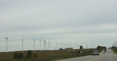 Wisconsin wind farm. Photo by Royalbroil. CC BY-SA 3.0 unported. Wikimedia Commons. 