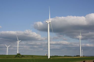Wind turbines in Wisconsin. Photo by Royalbroil. CC BY-SA 3.0 unported. Wikimedia Commons.