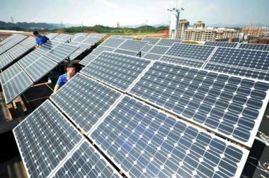 Workers install solar panels on the rooftop of a company in Shangrao, Jiangxi province, China, October 11, 2015. Reuters / Stringer