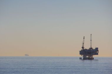 Offshore oil rig. Photograph by Mike Peel (www.mikepeel.net). CC-BY-SA-4.0. Wikimedia Commons.