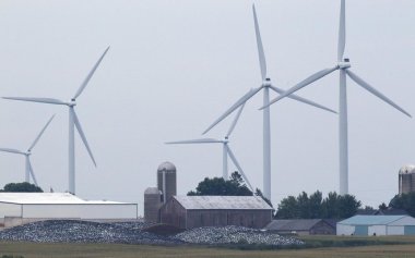 Turbines on a We Energies wind farm near Johnsburg in northeastern Fond du Lac County in 2014. Credit: Mark Hoffman