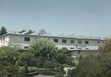 Solar collectors on dorm at Humboldt State College in Arcata, California. Photo by Robert Ashworth. CC BY-SA 2.o generic. Wikimedia Commons.