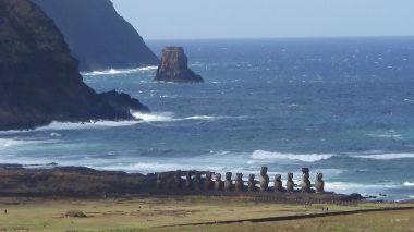 Statues on Easter Island. Photo by Aupaelfary. CC BY-SA 3.0 unported. Wikimedia Commons.