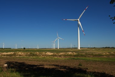 Wind turbines in Changling, China. Photo by 大漠1208. CC BY-SA 3.0 unported. Wikimedia Commons. 