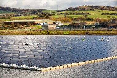 The new floating solar farm on Godley reservoir in Hyde, Manchester, UK. Photo: Ashley Cooper/Alamy