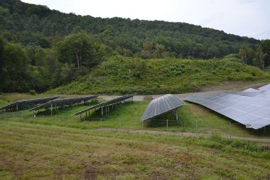 SunGen Sharon Solar Farm in Sharon, Vermont. Photo by SayCheeeeeese. CC0 public domain. Wikimedia Commons.