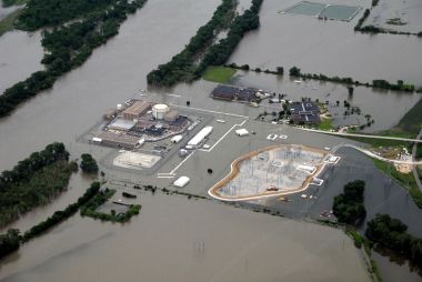 Fort Calhoun nuclear reactor during Missouri River flood. Photo by US Army Corps of Engineers. Public Domain. Wikimedia Commons.