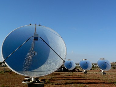 Solar power station in White Cliffs, NSW, Australia. Photo by Richard Gifford. CC BY-SA 2.0. Wikimedia Commons.