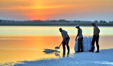 Workers extract salt near the Russian town of Barnaul in 2011. | AFP-JIJI