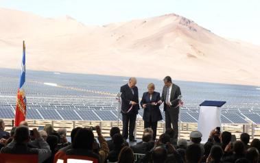 The 100-MW Amanecer Solar Park in Chile by SunEdison. Author: Gobierno de Chile. License: Attribution 2.0 Generic.