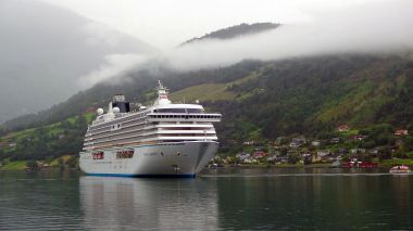 Crystal Serenity in a Norwegian Fjord. Photo by Bundesstefan. CC BY-SA 3.0. Wikimedia Commons. 