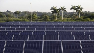 Solar panels in a Cuban field (Photo: Reuters)