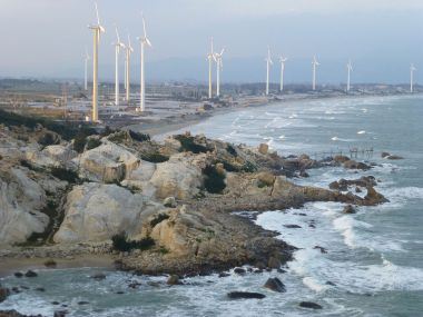 Wind turbines in Liu'ao (Photo by Vmenkov, CC BY SA, Wikimedia Commons)