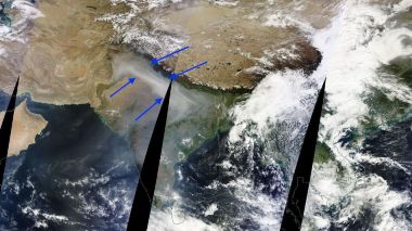 Smog in India delineated by blue arrows (NASA Worldview image)