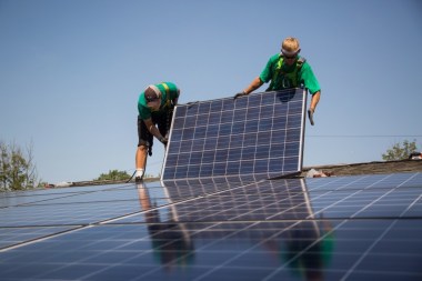 SolarCity employees install solar panels  (Michael Nagle / Bloomberg)