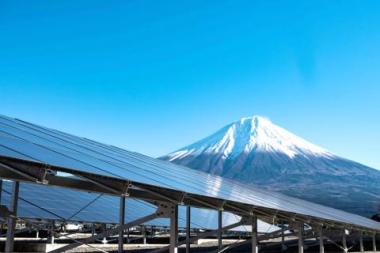 Solar panels with Mount Fuji in the background (Photo: AFP / Solar Frontier Company)