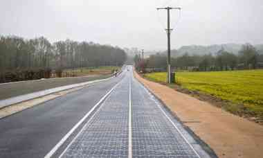 Solar panel road (Photo: Christophe Petit Tesson / EPA) 