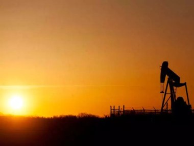 Sun setting on an oil pump (Eric Healey / Postmedia Network)