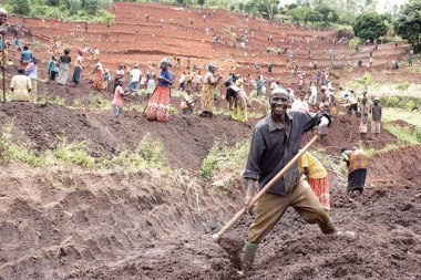 The Akanyaru Watershed Protection Project, building terraces and planting trees to prevent soil erosion and landslides (File photo)