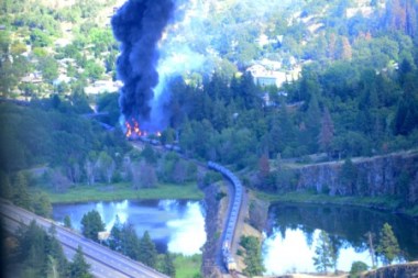 Rail cars burn near the Columbia River Gorge, June 3, 2016. (Photo: Coast Guard PFC Levi Read, Public domain)