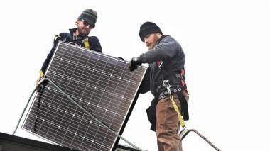 Installing solar panels (Kenneth K. Lam / Baltimore Sun)