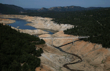 Lake Oroville went from drought in 2014, to overflow in 2016. (California Department of Water Resources)